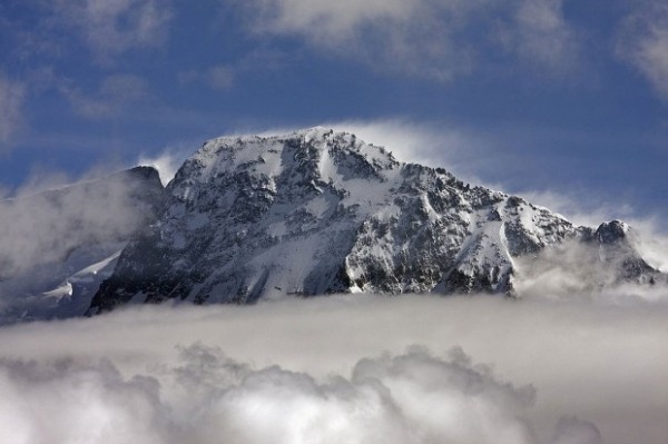 Kopuła szczytowa głównego wierzchołka Broad Peak. Z lewej BP Middle (fot. summitpost.org)