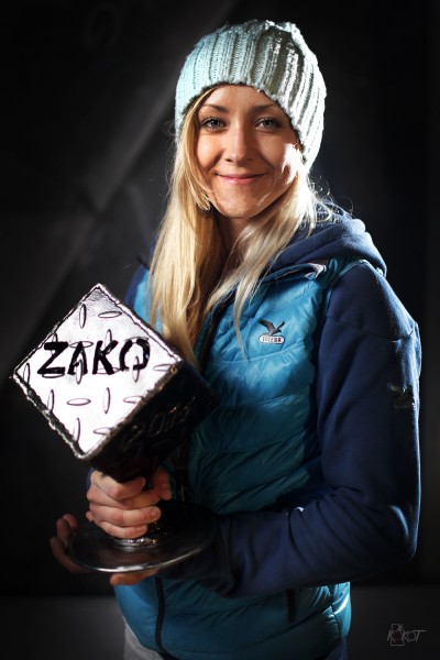 Sylwia Buczek z pucharem Zako Boulder Power 2014 (fot. Adam Kokot)