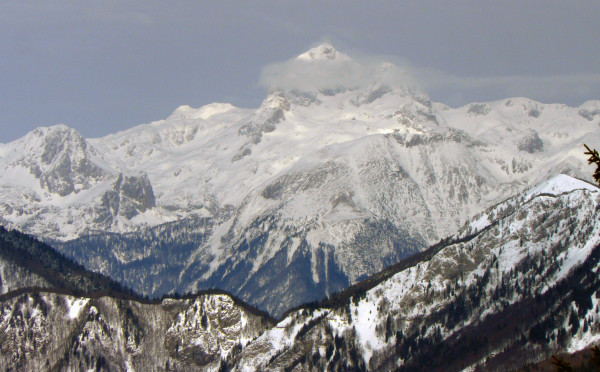 Widok na Alpy Julijskie ze stoku narciarskiego (fot. Outdoor Magazyn)