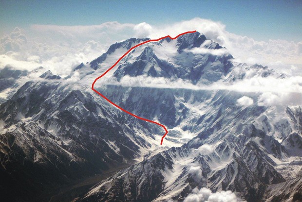 Planowana droga na Nanga Parbat linią zespołu zespołu Messnerowie-Eisendle-Tomaseth z 2000 roku (fot. M. Ayaz Sheikh, topo J. Kurczab)