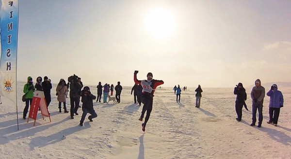 Piotr Hercog przekraczający jako zwycięzca metę XII Baikal Ice Marathon (fot. Paulina Wierzbicka)
