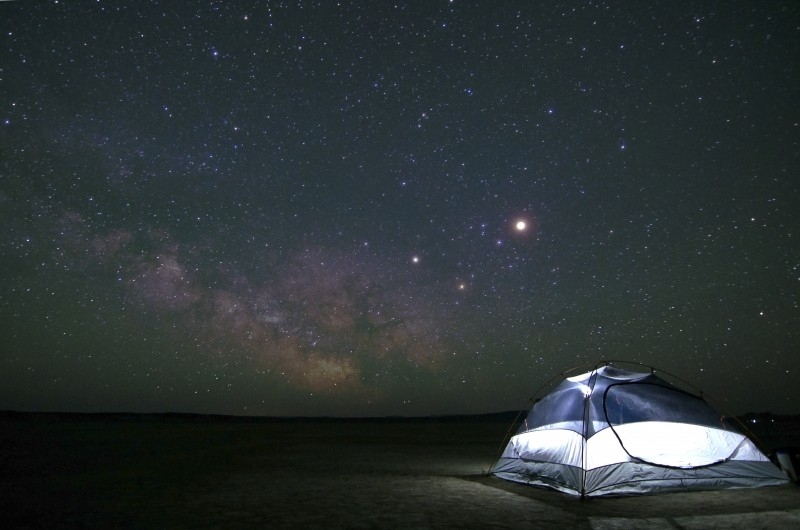 W upalne noce tropik takiego namiotu dwu częściowego można pozostawić w pokrowcu – spędzimy noc pod gwiazdami bez przykrego bzyczenia nad uchem (Foter.com)