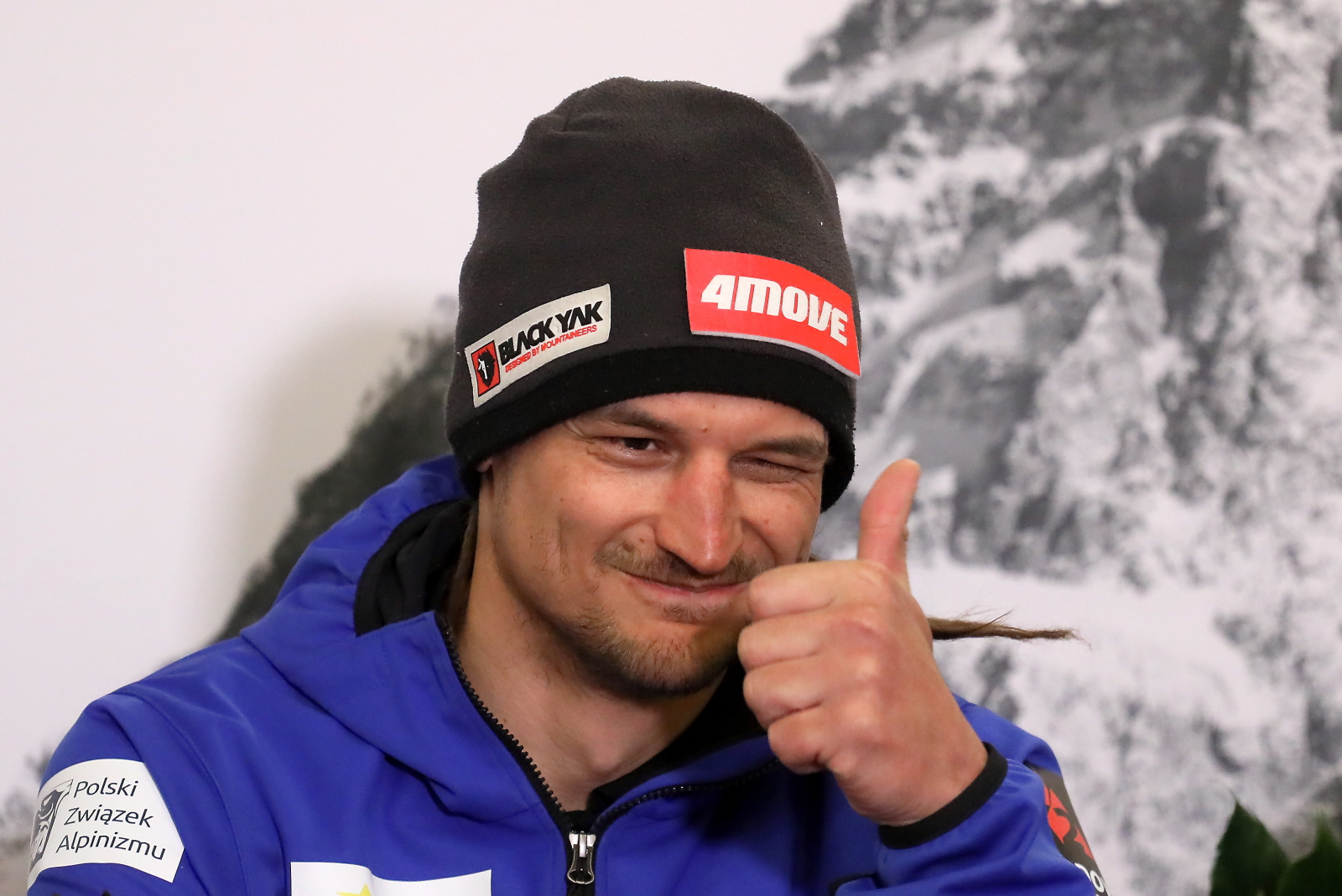 Adam Bielecki na lotnisku Okęcie, po powrocie z Narodowej Zimowej Wyprawy na K2 (fot. PAP / Paweł Supernak)
