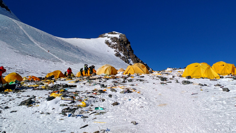 Porzucony sprzęt i śmieci wokół obozu 4. na Mount Everest (fot. Doma Sherpa / AFP)
