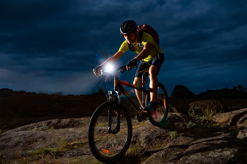 Wybieramy lampę rowerową. 10 najważniejszych parametrów (fot. AdobeStock)