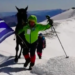 Konie i jeźdźcy w trakcie podejścia na Elbrus (fot. Архыз 24)