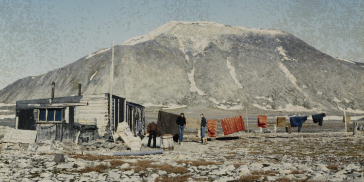 Domek traperski i suszenie prania,
Palffyodden, Spitsbergen, 1981 r.