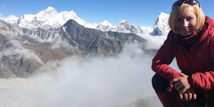 Milena Piasecka na Gokyo Ri (5360), w tle Everest i Lhotse (fot. FB Milena Piasecka)