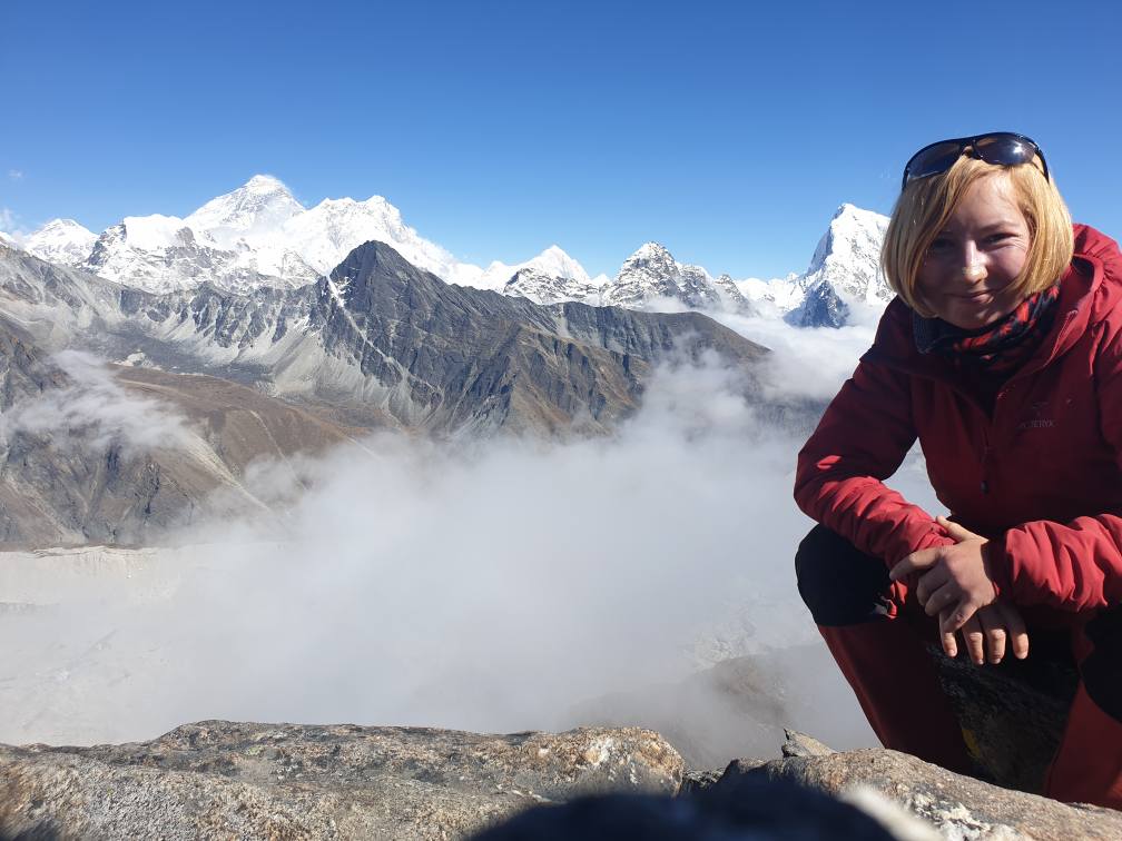 Milena Piasecka na Gokyo Ri (5360), w tle Everest i Lhotse (fot. FB Milena Piasecka)