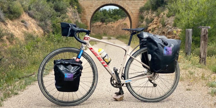Tak wygląda rower, na którym będize podróżował Hiszpan. Czy mieści się tam cały sprzęt górski? (fot. Sergi Mingote)