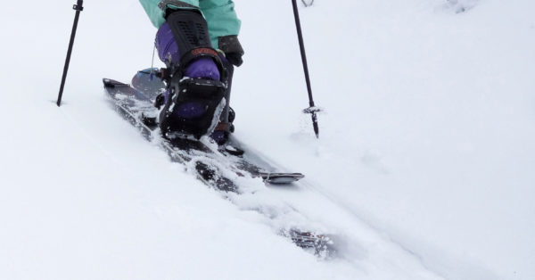 Splitboard - skitouring nie jest aktywnością zastrzeżoną dla narciarzy. Miłośnicy ”parapetów” mogą też foczyć w dziczy, korzystając z tzw. splitboardów, czyli desek snowboardowych ”przeciętych” wzdłuż. Po rozłączeniu i przepięciu wiązań przypominają szerokie narty. Po złączeniu zjeżdżamy jak na normalnej desce.