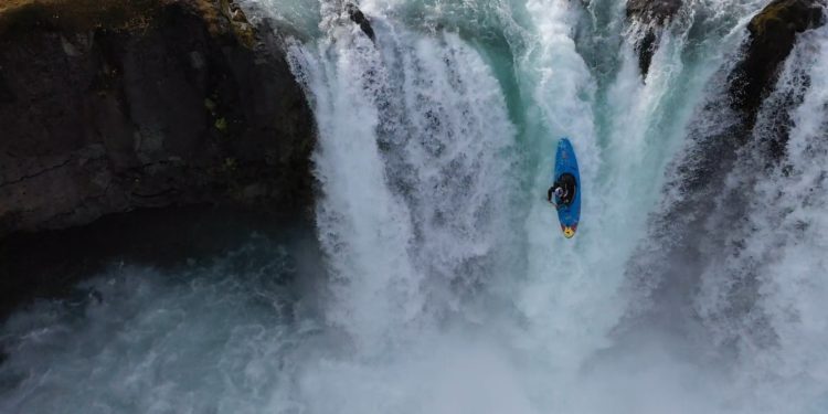 Kadr z filmu "Nouria Newman extreme kayaking in Iceland"