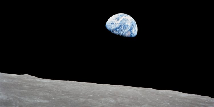 ”Earthrise” – to słynna fotografia, która zmieniła sposób, w jaki patrzymy na naszą planetę (zdj. William Anders / NASA)