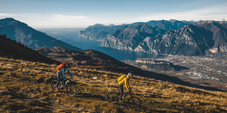 Garda Trentino - Monte Velo - Monte Stivo - Mountain Bike verso il Rifugio Prospero Marchetti (fot. Mathäus Gartner)