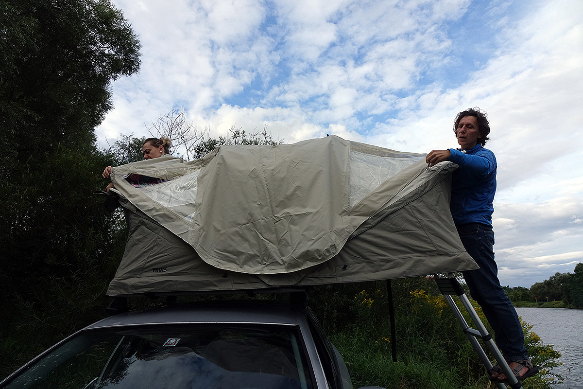 W razie potrzeby można założyć na namiot dodatkowy tropik. Jego montaż jest prosty i szybki (fot. outdoormagazyn.pl)