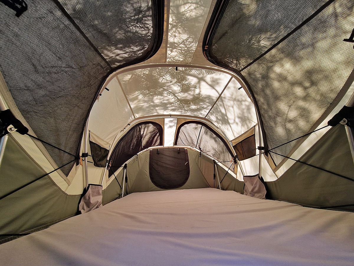 System linek, bloczków i profili działa bez zarzutów i po chwili kopuła namiotu jest otwarta i naciągnięta (fot. outdoormagazyn.pl)