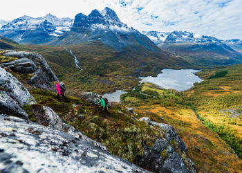 Elle Cochrane i Endre Hals podczas wędrówki w Innerdalen, Norwegia (fot. Patagonia / Mattias Fredriksson)