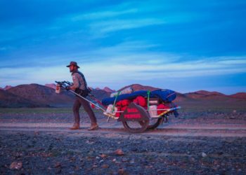 Mateusz Waligóra podczas pierwszego w historii trawersu pustynie Gobi w Mongolii (fot. Mateusz Waligóra)