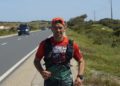 Artur Kujawiński podczas biegu wzdłuż wybrzeża Portugalii