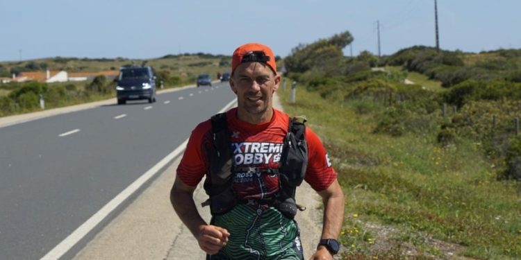 Artur Kujawiński podczas biegu wzdłuż wybrzeża Portugalii