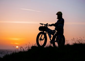 Bikepacking a jesienna aura (fot. Nick Russill / unsplash.com)