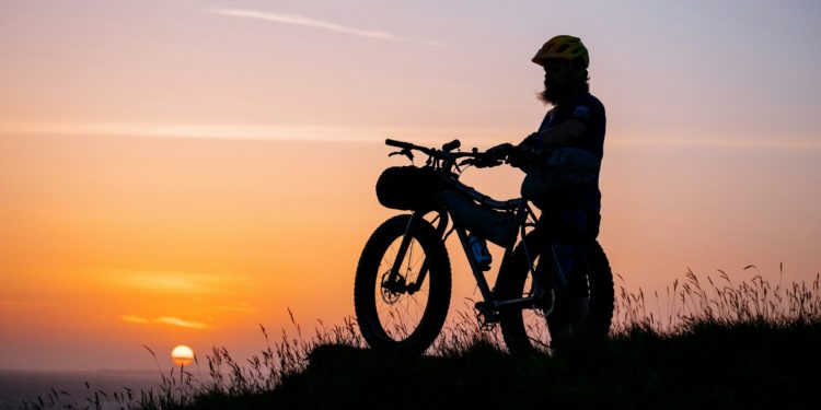 Bikepacking a jesienna aura (fot. Nick Russill / unsplash.com)